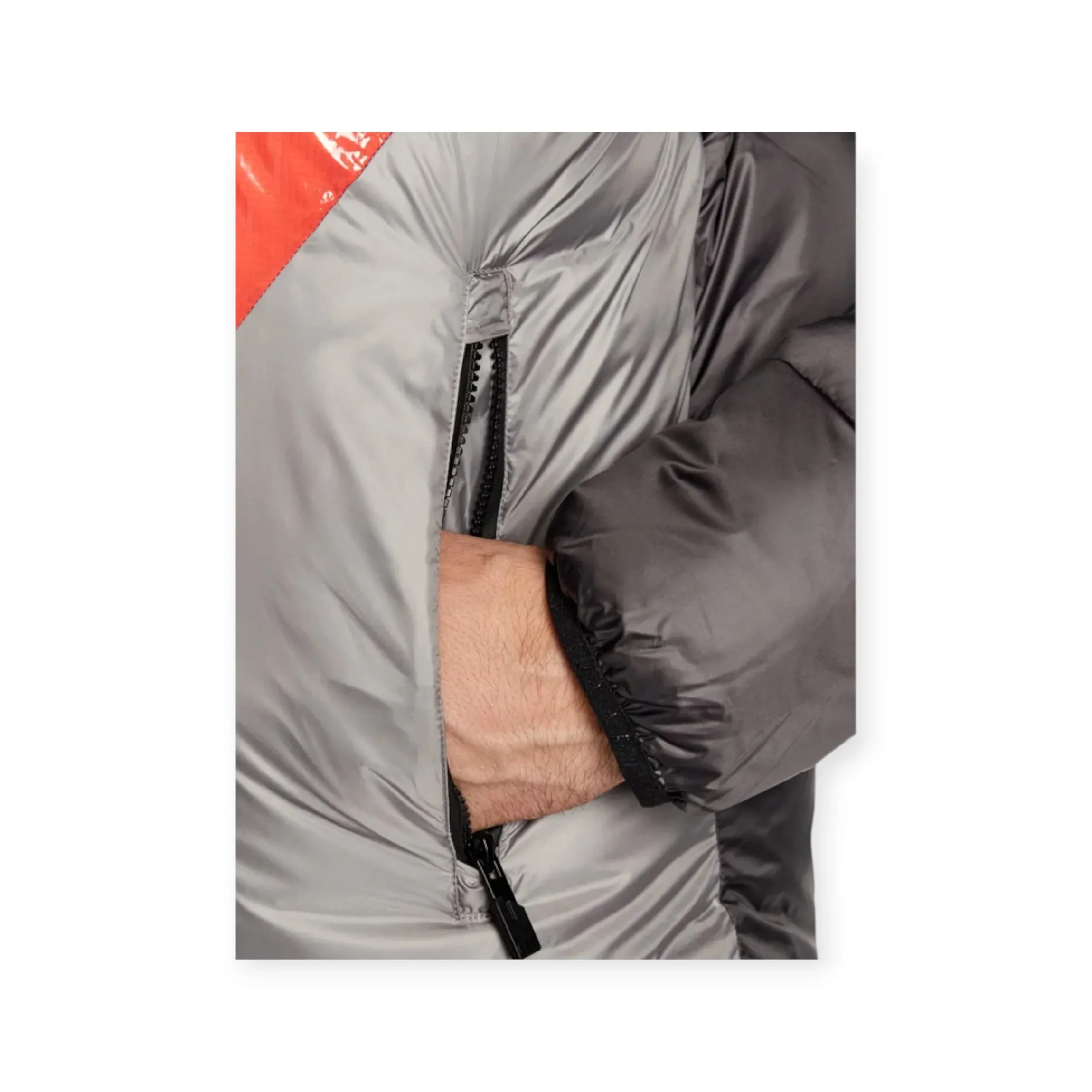 ea_emporio_armani_giubbot_1.webp EA7 EMPORIO ARMANI GIUBBOTTO PIUMINO CON CAPPUCCIO