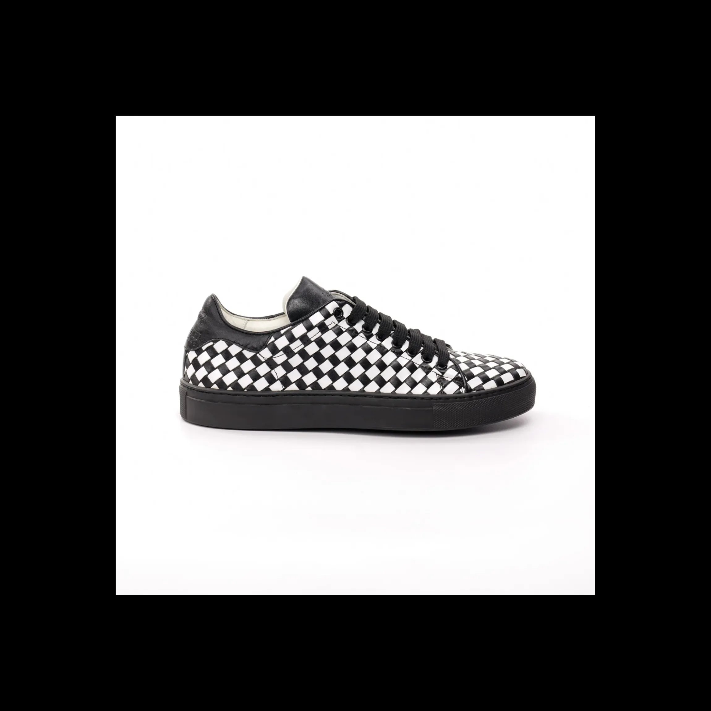 sneakers_cesare_paciotti__1-11.webp SNEAKERS CESARE PACIOTTI DI COLORE BIANCO E NERO